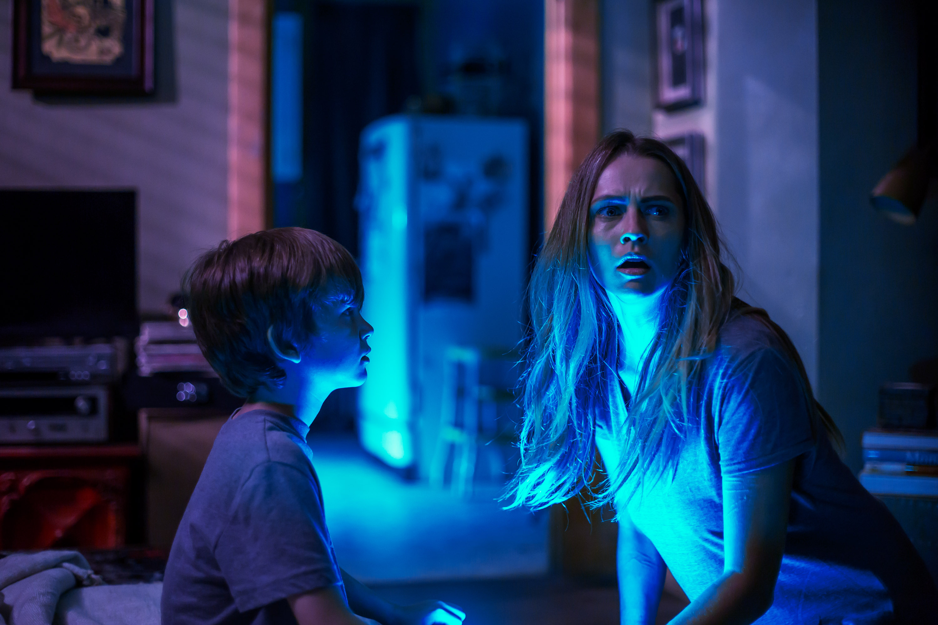 keep-the-lights-when-you-watch-the-terrifying-new-trailer-for-lights