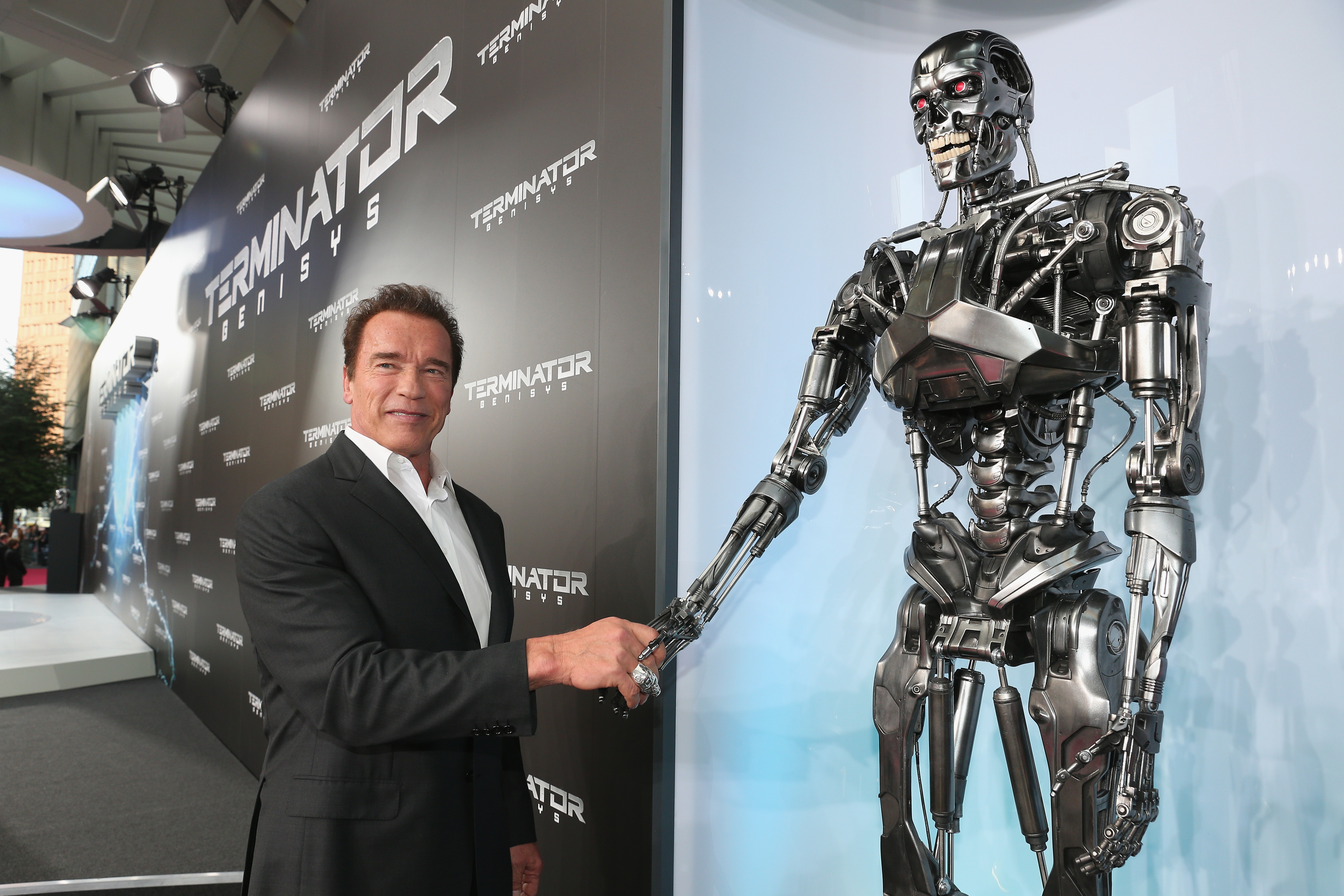 T robot. Т-800 Терминатор Шварценеггер. Терминатор Арнольд Шварценеггер робот. Т 800 Шварценеггер. Терминатор робот Шварценеггер в фильме.